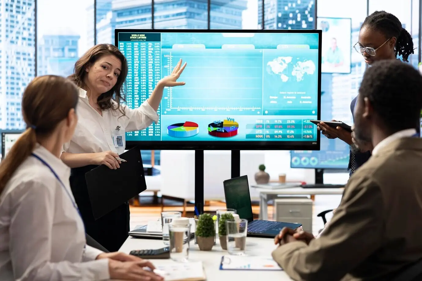 Коллеги по бизнесу сотрудничают за конференционным столом в зале заседаний.